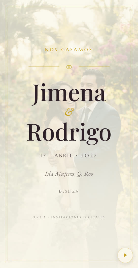 Invitación de boda en papel claro con rosas acuareladas y los nombres Jimena y Rodrigo