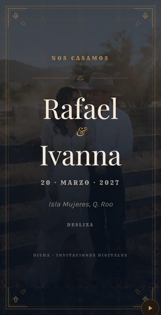 Invitación de boda vaquera con los nombres Rafael e Ivanna sobre una foto de rancho al atardecer