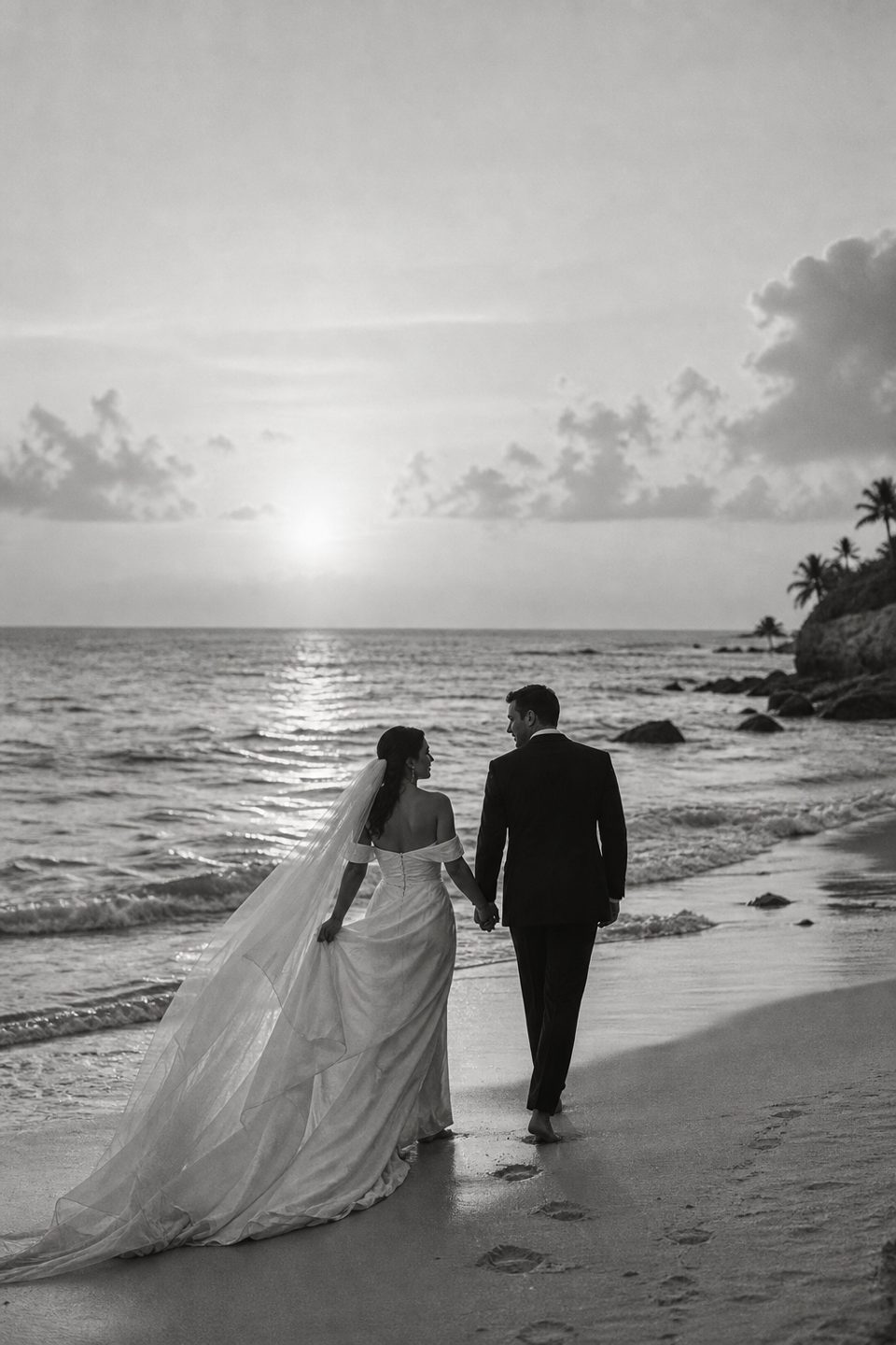 Novios caminando de la mano junto al mar